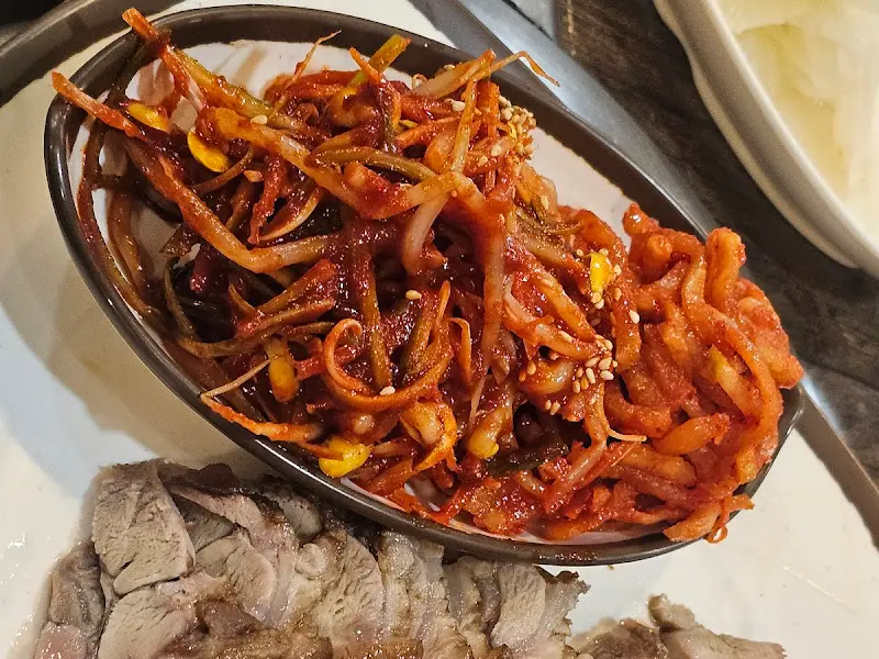 수육과 양념고추장의 조화