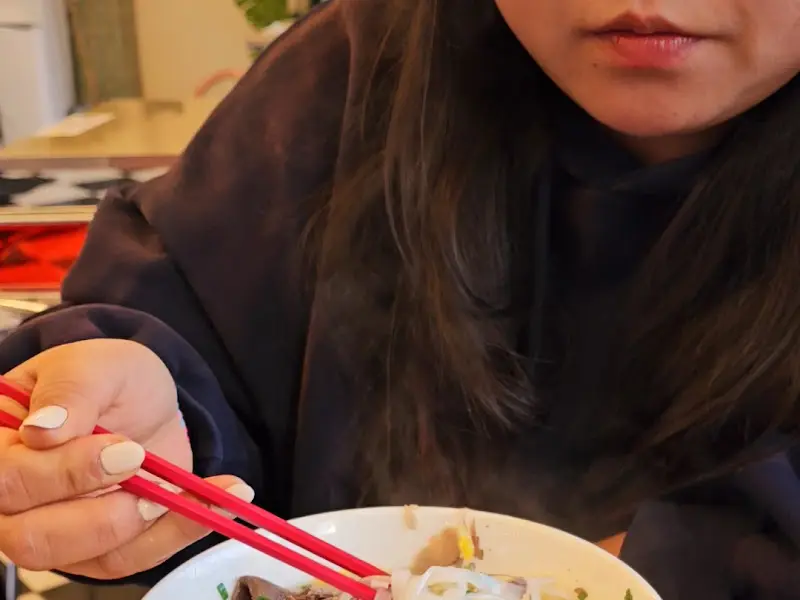 칼국수를 즐기는 손님