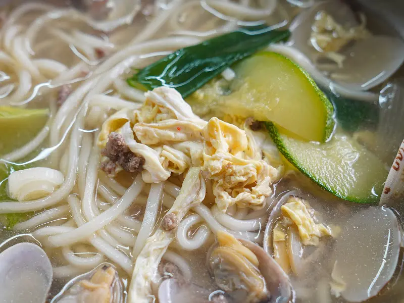 바지락과 굴이 듬뿍 들어간 칼국수