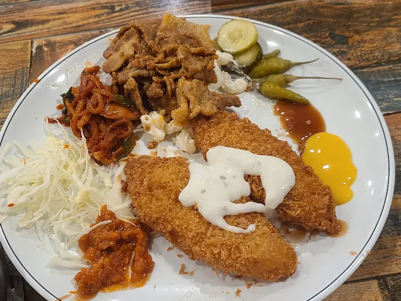 돈까스와 제육볶음 한 접시