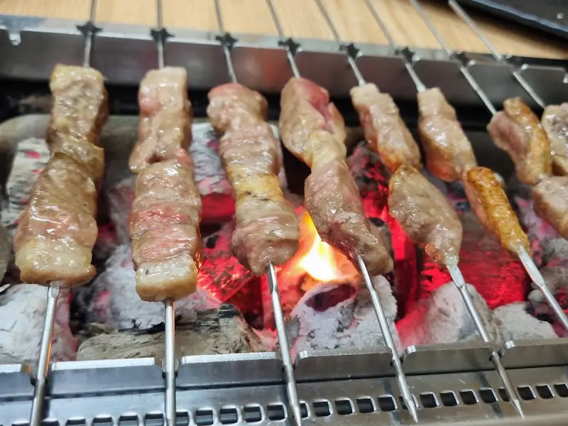 숯불 위에서 익어가는 양꼬치