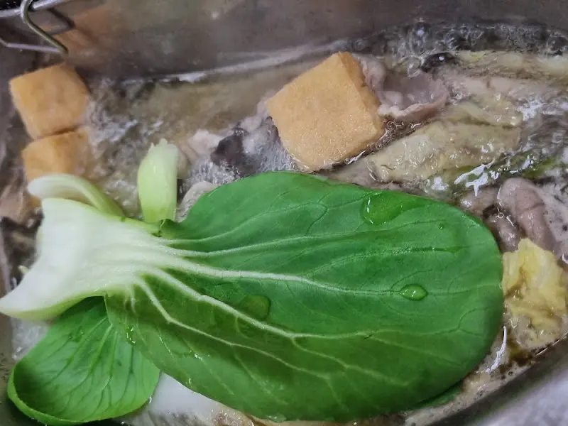 훠궈 속 다양한 채소와 두부