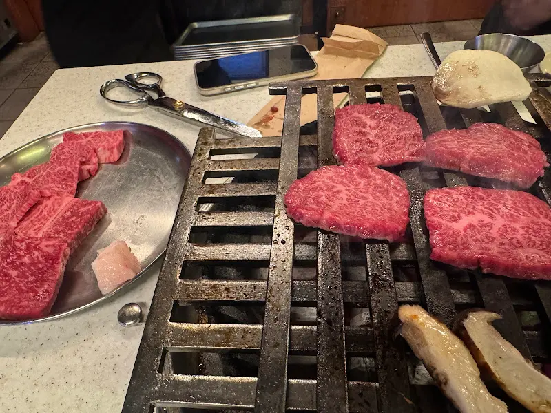 숯불 위에서 맛있게 익어가는 한우