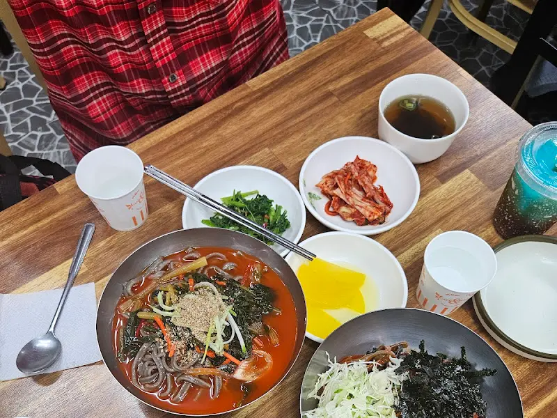 테이블 위에 놓인 칼국수와 밑반찬