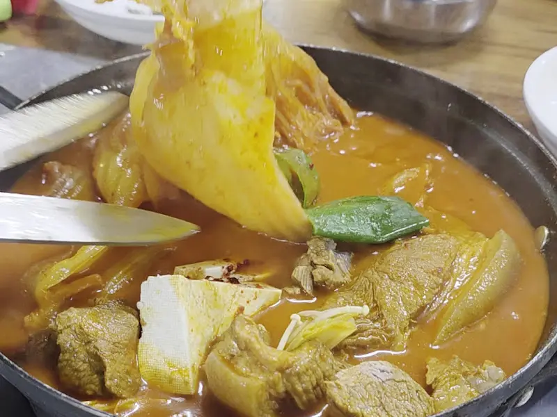 김치와 고기를 자르는 모습