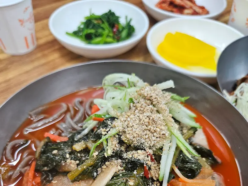 매운 칼국수의 강렬한 비주얼