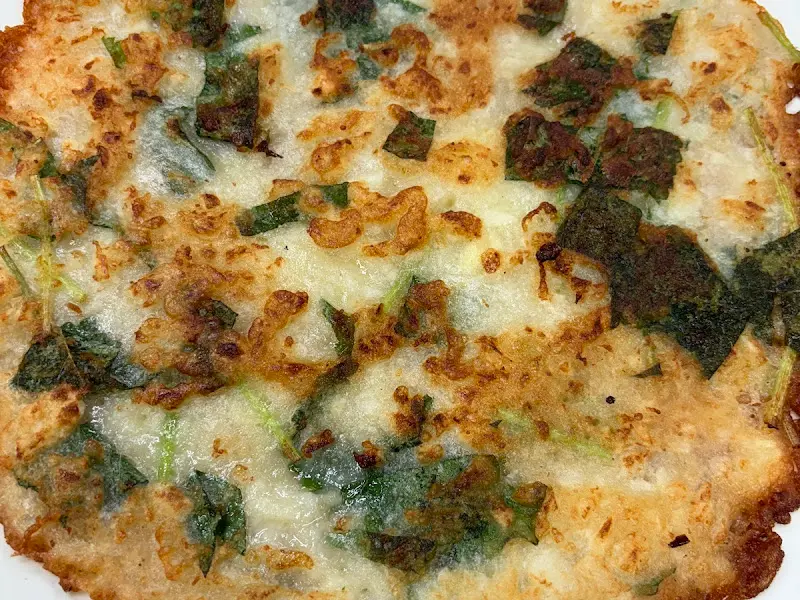 노릇노릇하게 구워진 감자전