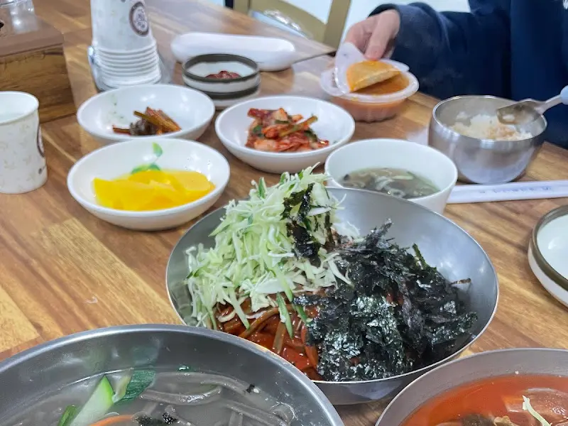 푸짐하게 차려진 한 상
