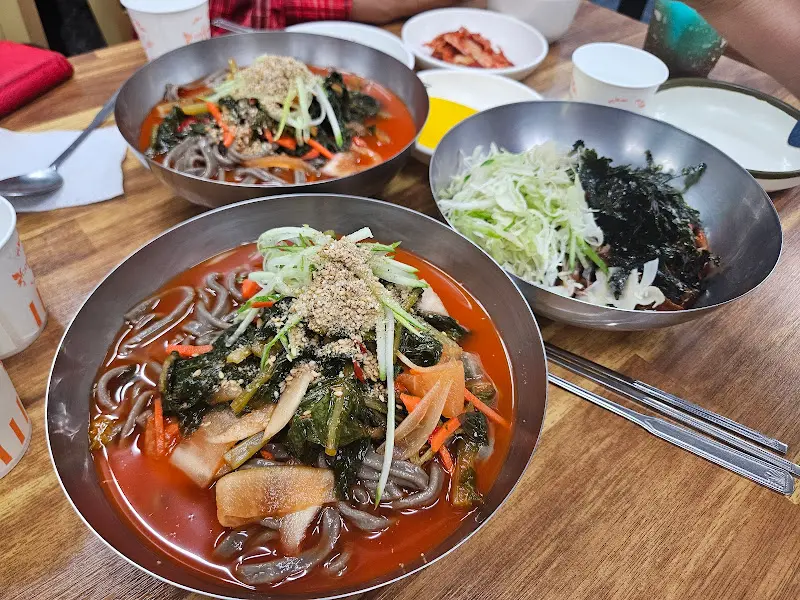 테이블 위에 놓인 푸짐한 칼국수 한 상