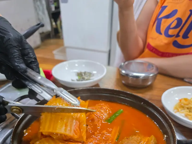 김치를 자르는 섬세한 손길