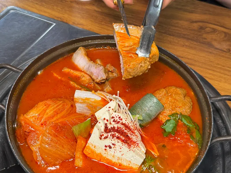 고기를 자르는 모습