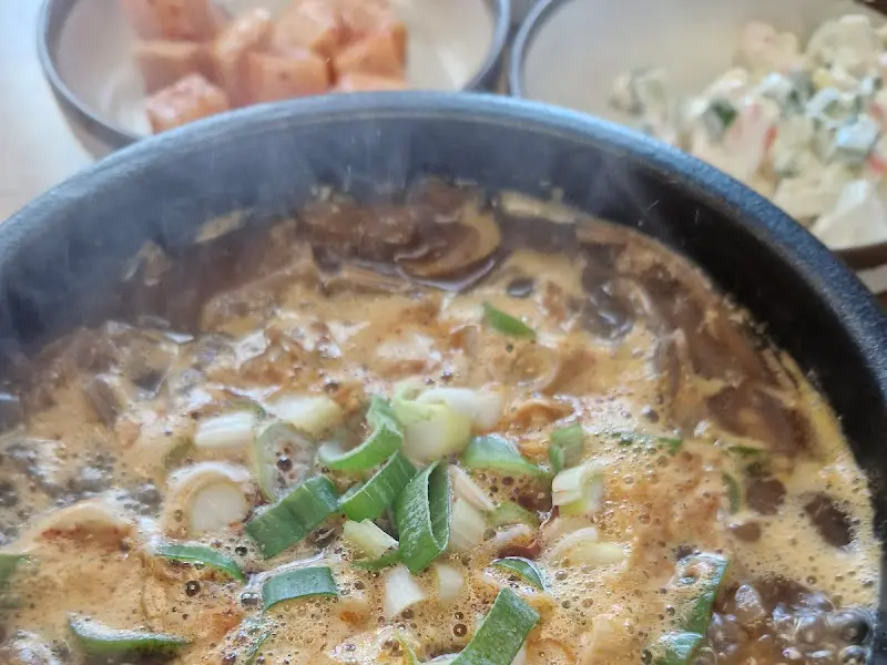 뽀얀 국물의 곰탕