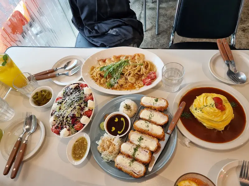 테이블 위에 놓인 파스타, 오믈렛, 샐러드