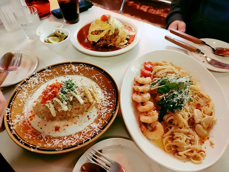 테이블 위에 놓인 음식 사진