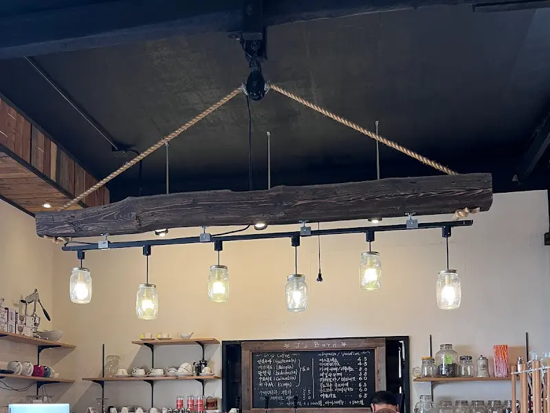 천장에 매달린 나무 조형물과 조명