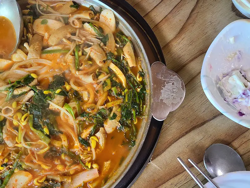 얼큰하고 시원한 국물이 일품인 소곱창전골