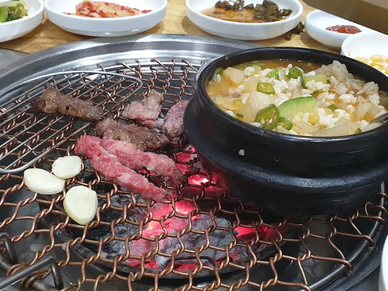 숯불 위에서 익어가는 소고기와 된장찌개