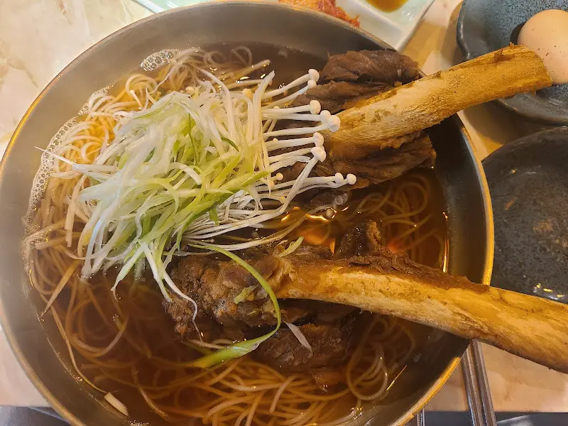 큼지막한 갈비가 들어간 국수