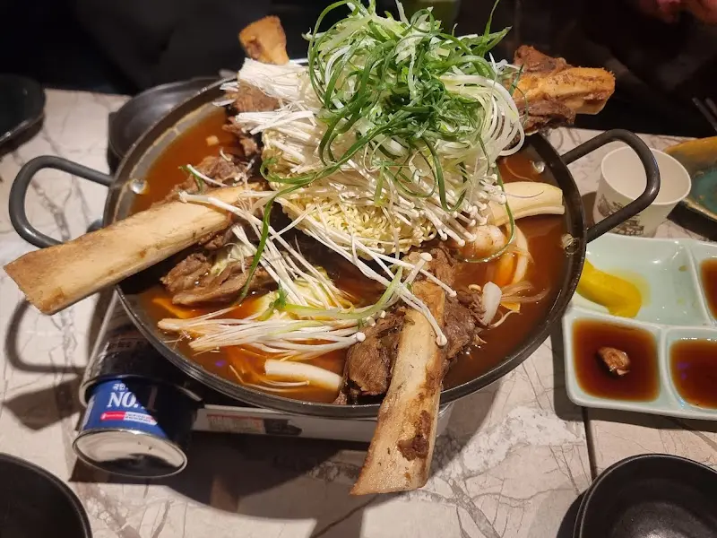 갈비와 면이 가득한 갈비국수