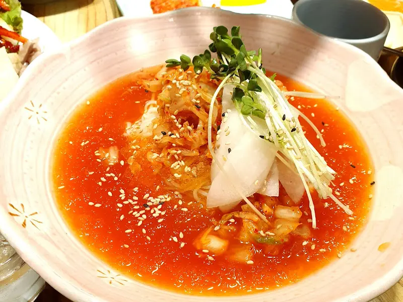 새콤달콤 김치말이국수