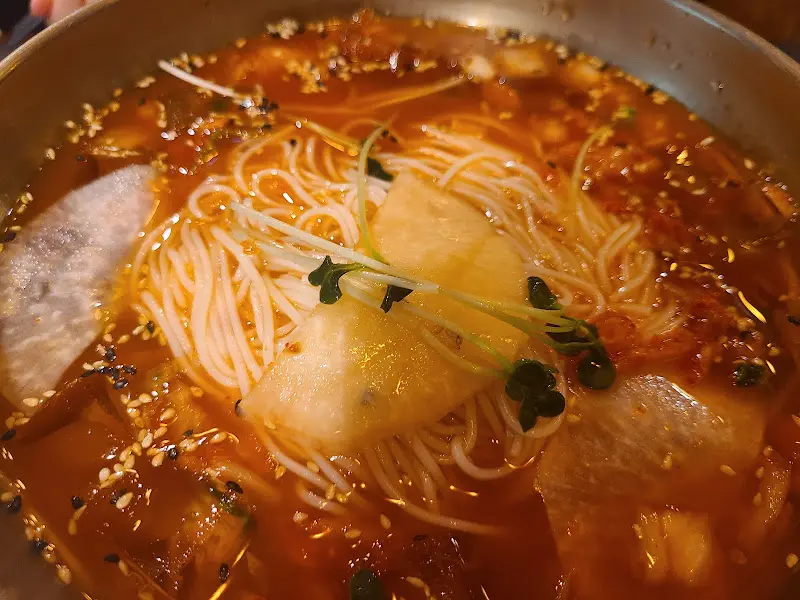 매콤한 양념이 매력적인 김치말이국수