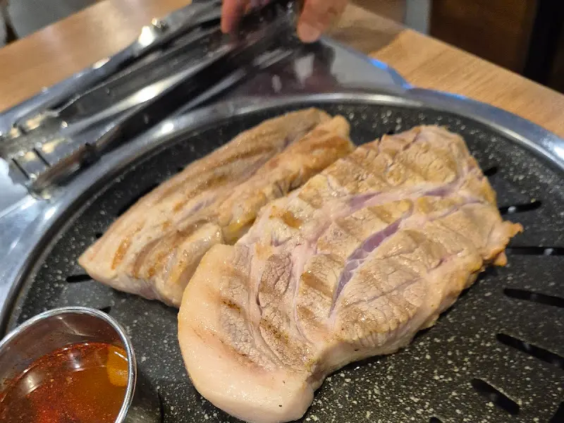 초벌된 흑돼지 근고기