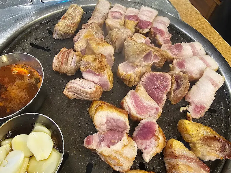 숯불 위에서 익어가는 흑돼지