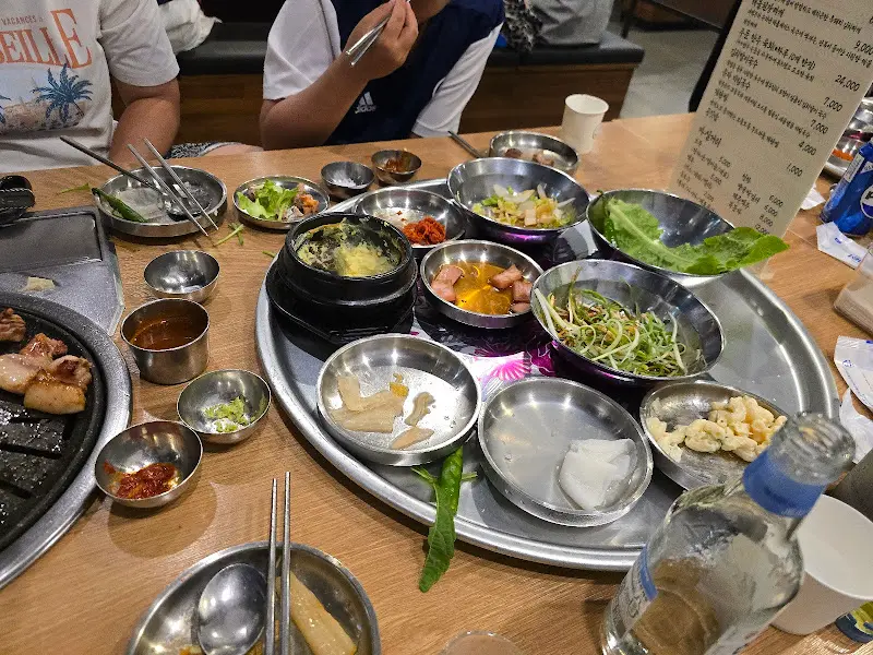 푸짐하게 차려진 한 상