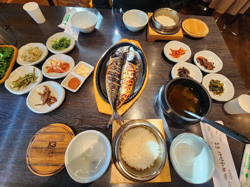 고등어구이와 제육볶음 한 상 차림