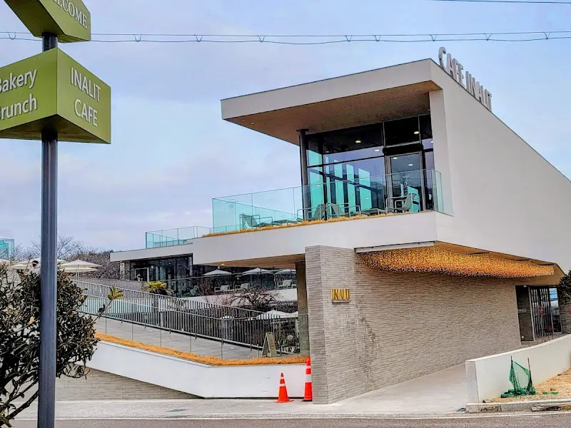 카페 외부에서 바라본 건물 전경