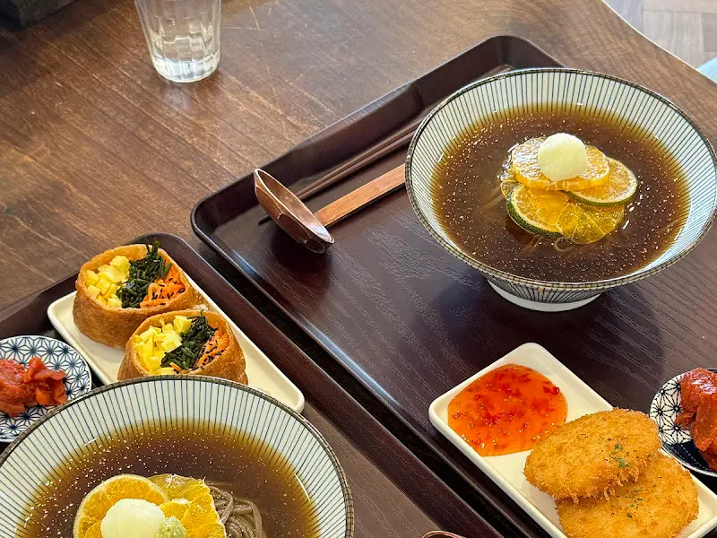 청귤소바에 얹어진 청귤 슬라이스