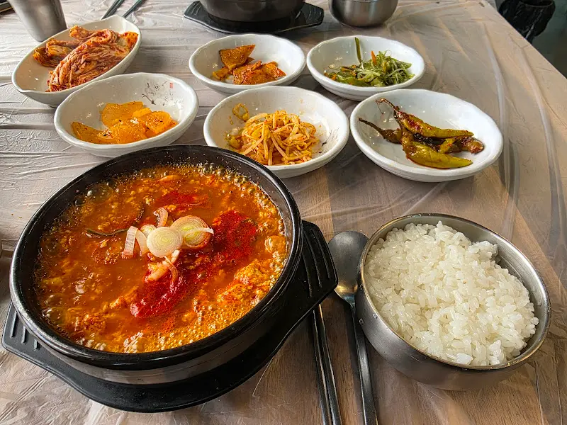 푸짐한 밑반찬과 순두부찌개 한 상 차림