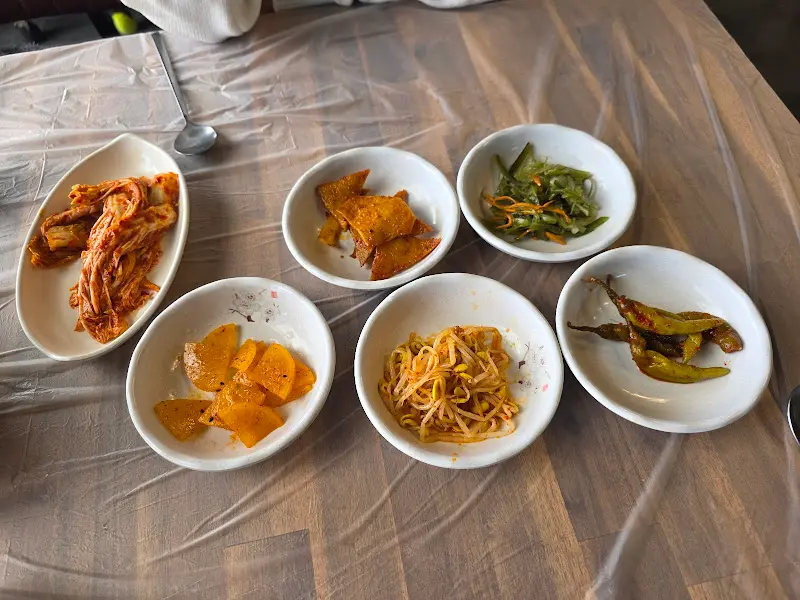 다양한 종류의 밑반찬 클로즈업