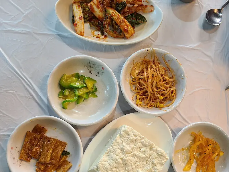 손두부와 다양한 곁들임 반찬