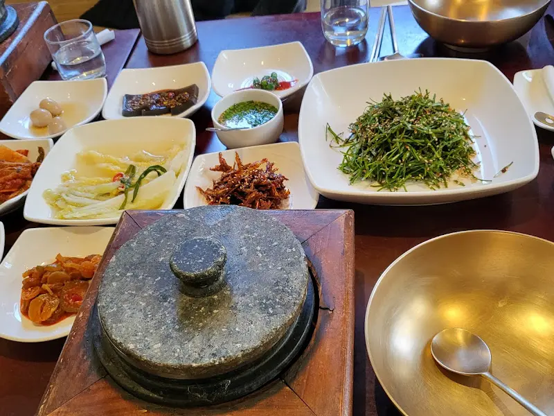 다슬기 부추 솥밥 정식 한상차림