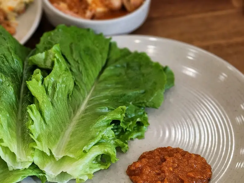 싱싱한 쌈 채소와 제육볶음