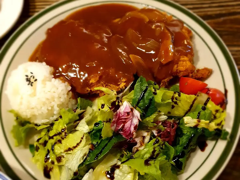 두툼한 돈까스에 소스가 듬뿍 뿌려진 모습