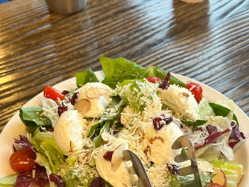 신선한 채소와 리코타 치즈 샐러드