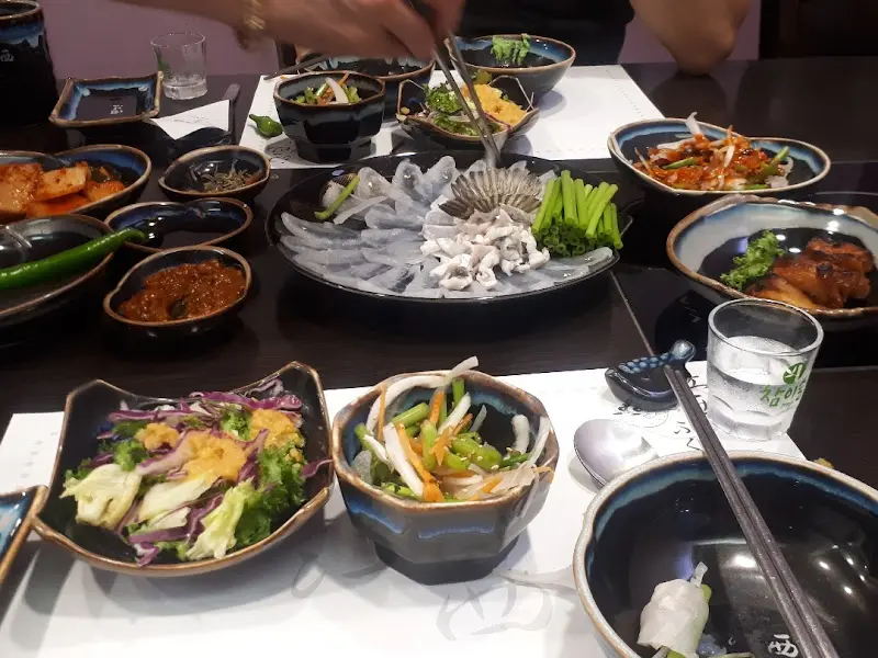 테이블 가득 차려진 복어 코스 요리