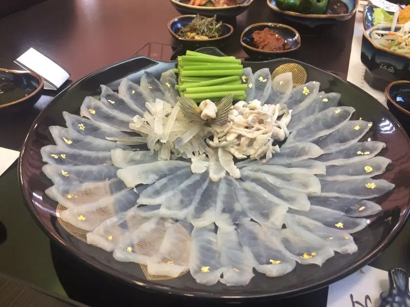 얇게 뜬 복어회