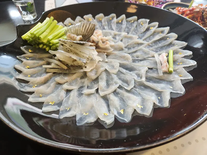 금가루가 뿌려진 복어회