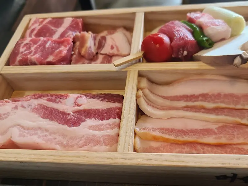 다양한 부위의 고기를 담아놓은 나무 상자