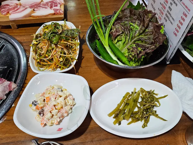 푸짐하게 차려진 쌈 채소와 밑반찬