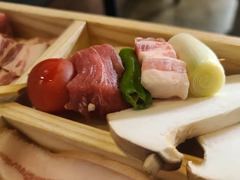 구워진 고기, 버섯, 야채 모습