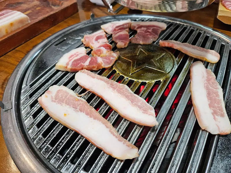 불판에 고기를 구워먹는 모습