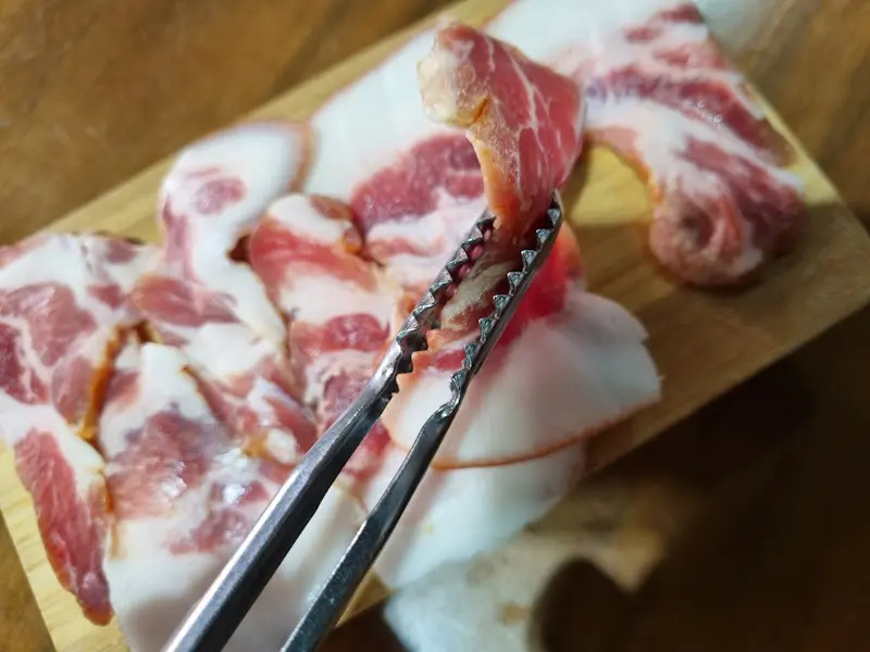 고기를 들어올리는 모습