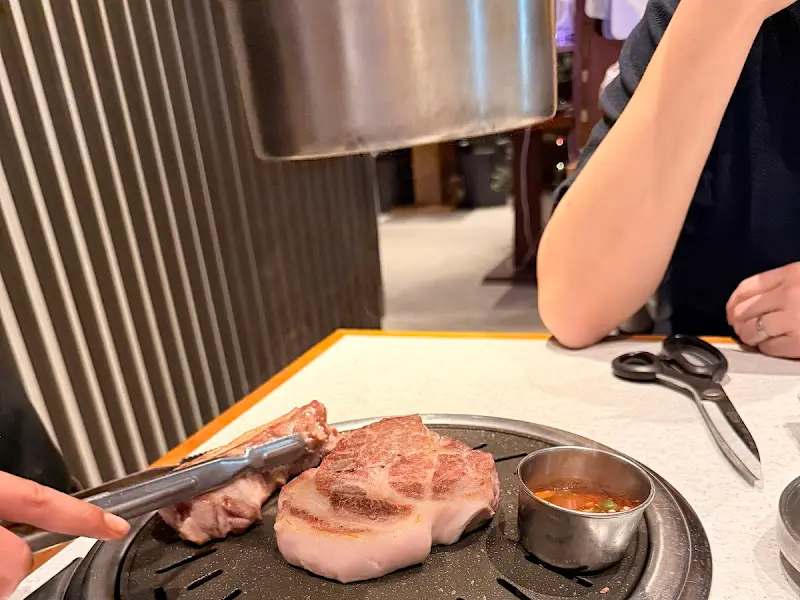 직원분이 고기를 구워주는 모습