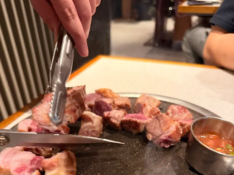 잘 구워진 흑돼지를 자르는 모습