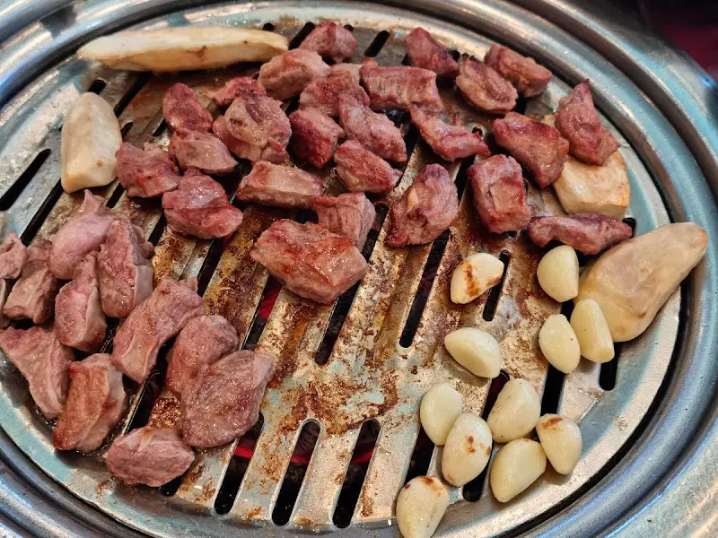 불판 가득 채운 갈매기살