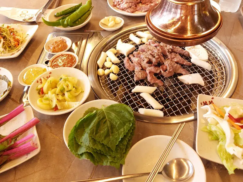 다채로운 밑반찬과 갈매기살 한 상 차림